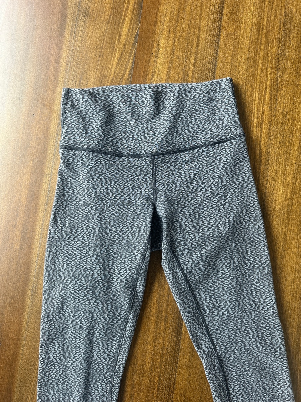 Lululemon Women’s High-Rise Leggings Grey Black Print Size 4 - Picture 3 of 7